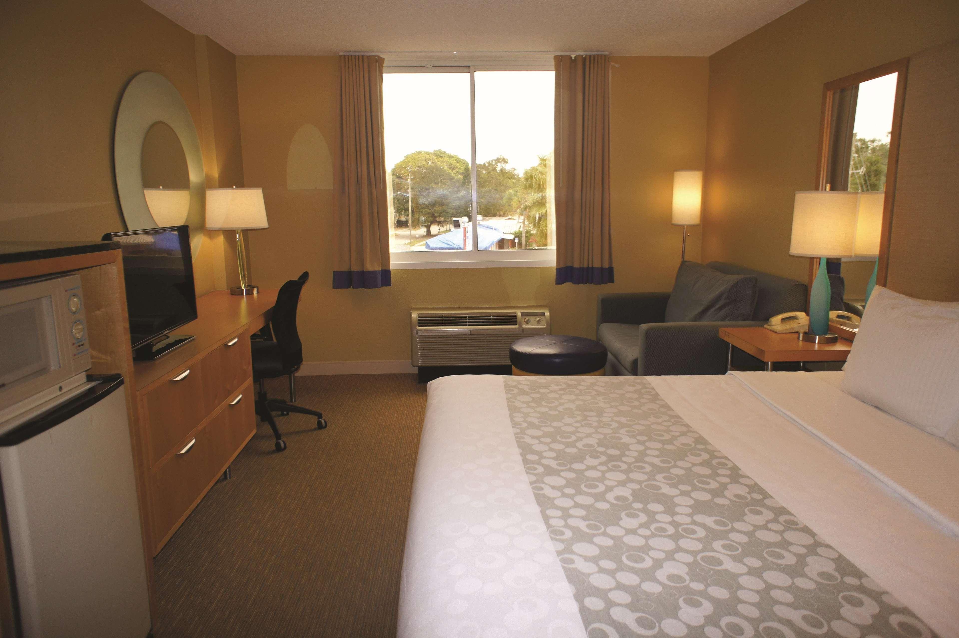 Отель La Quinta By Wyndham Sarasota Downtown Экстерьер фото