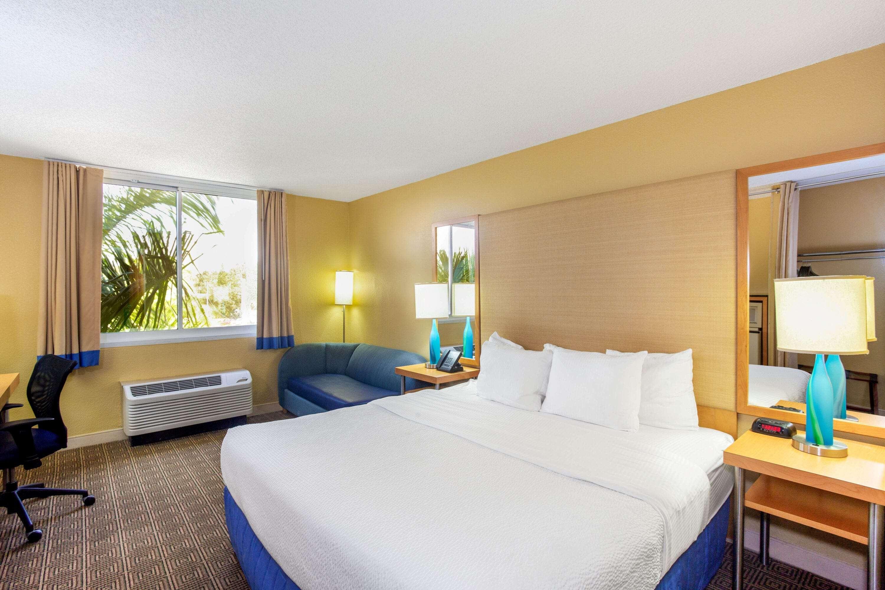 Отель La Quinta By Wyndham Sarasota Downtown Экстерьер фото