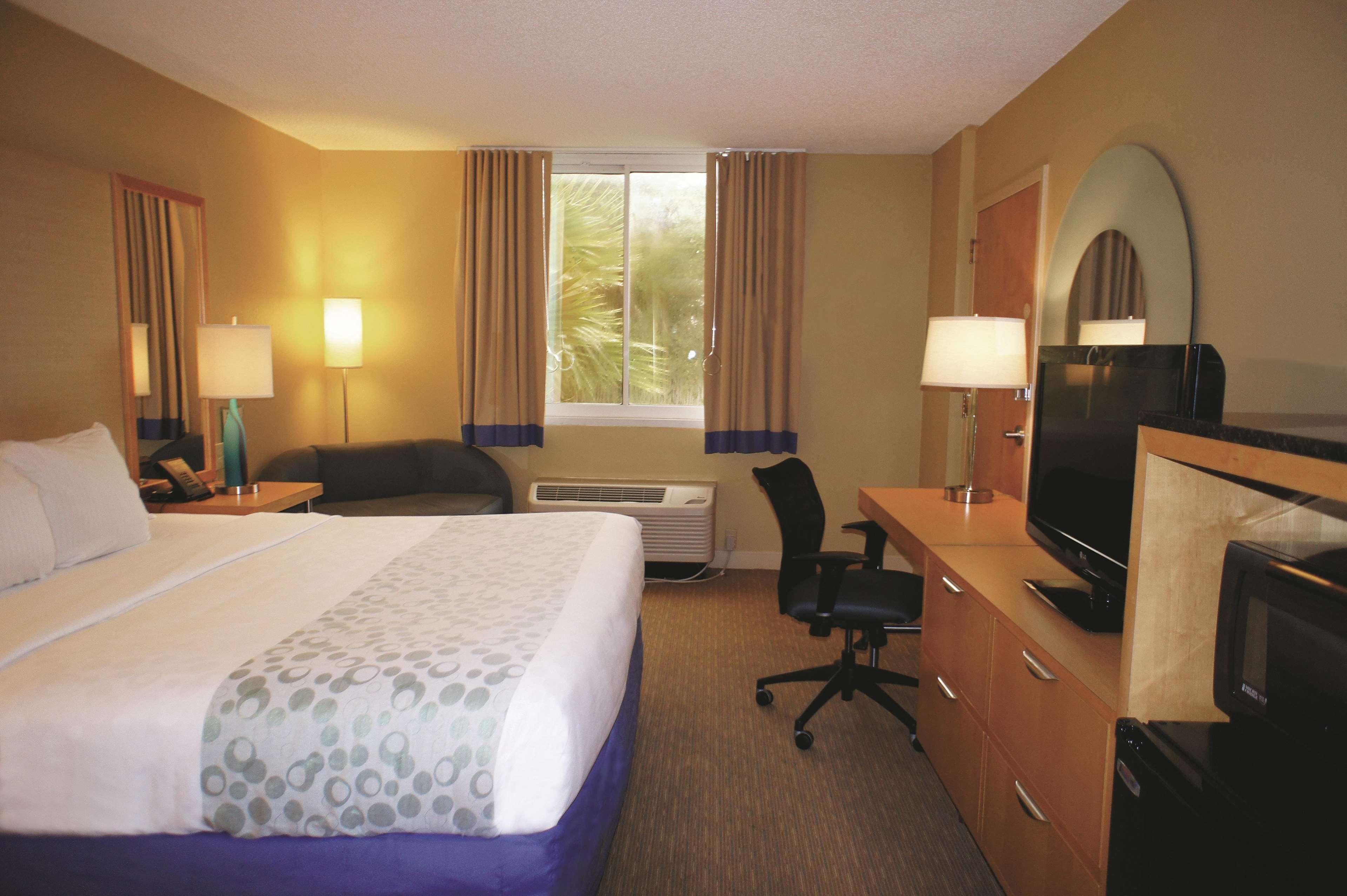 Отель La Quinta By Wyndham Sarasota Downtown Экстерьер фото