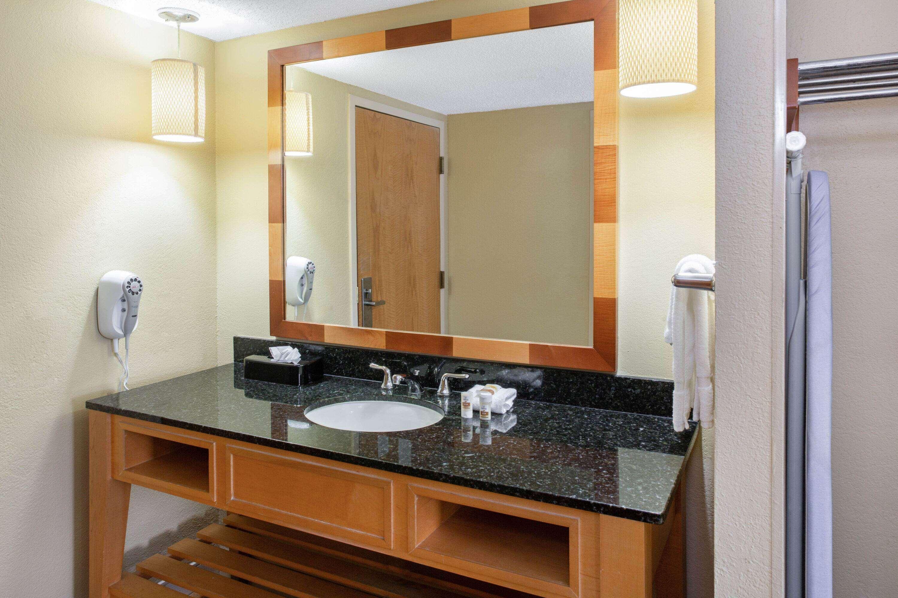 Отель La Quinta By Wyndham Sarasota Downtown Экстерьер фото