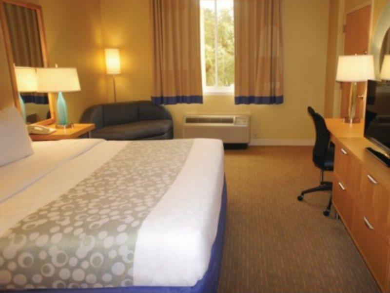 Отель La Quinta By Wyndham Sarasota Downtown Экстерьер фото