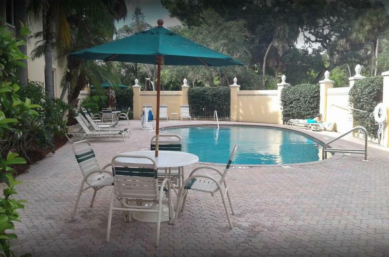 Отель La Quinta By Wyndham Sarasota Downtown Экстерьер фото
