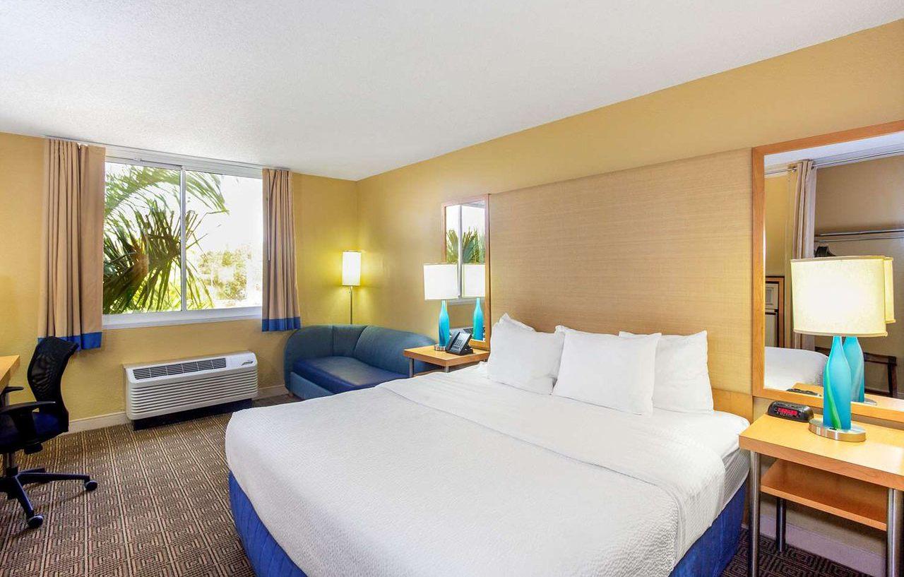 Отель La Quinta By Wyndham Sarasota Downtown Экстерьер фото