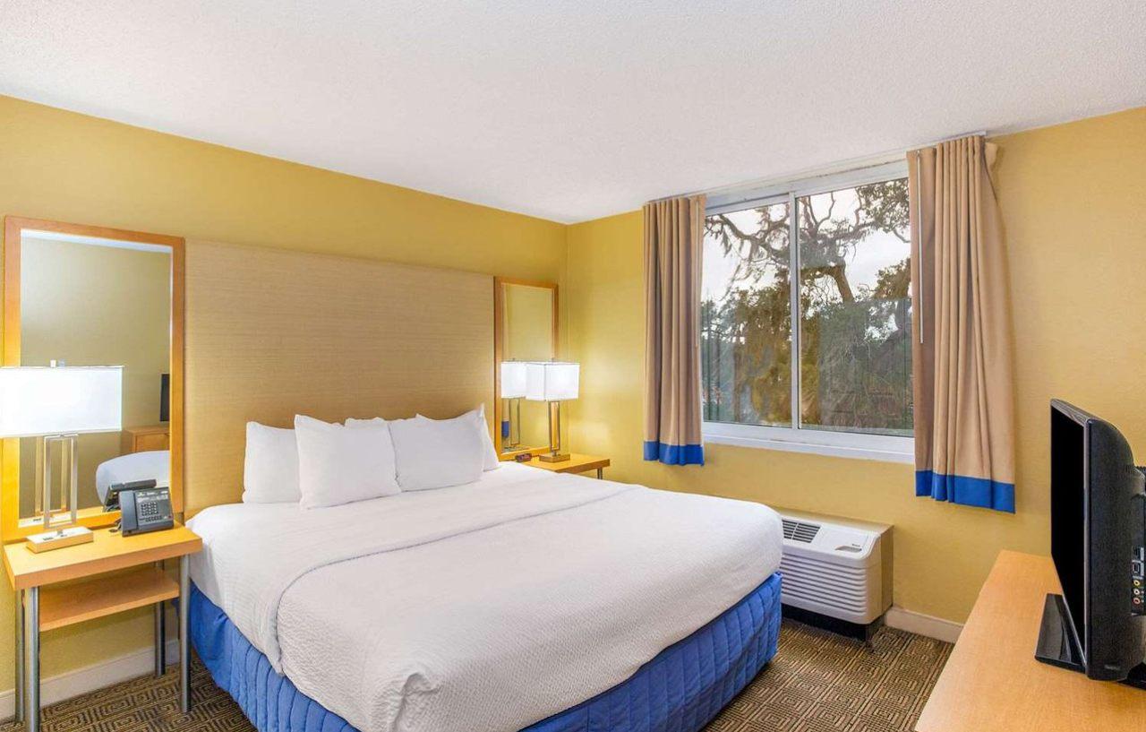 Отель La Quinta By Wyndham Sarasota Downtown Экстерьер фото